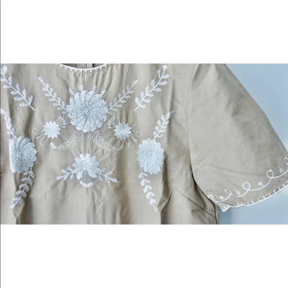 Linen dress with embroidered flowers - Picture 2 of 3